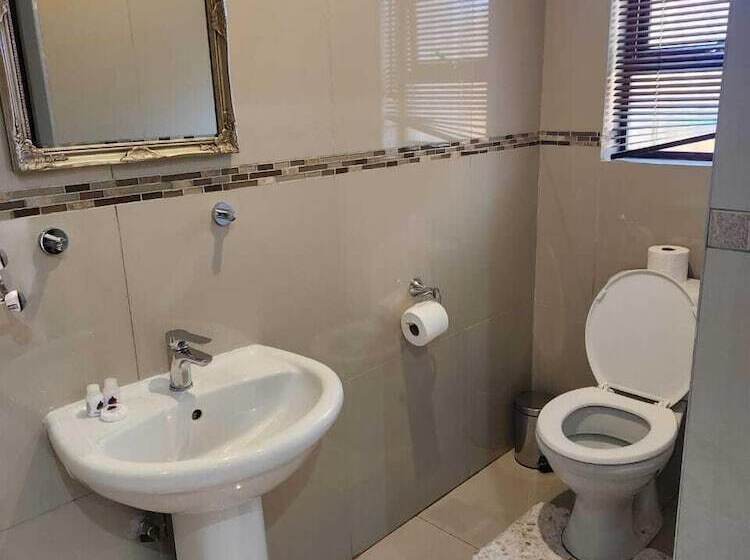 פנסיון Suits Guest House & Bar