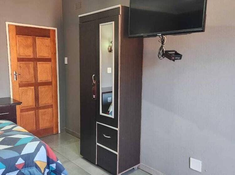 פנסיון Suits Guest House & Bar