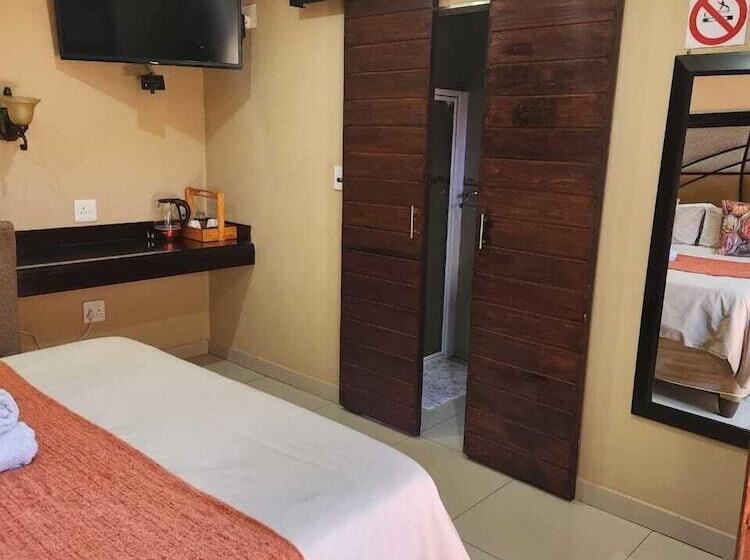 פנסיון Suits Guest House & Bar