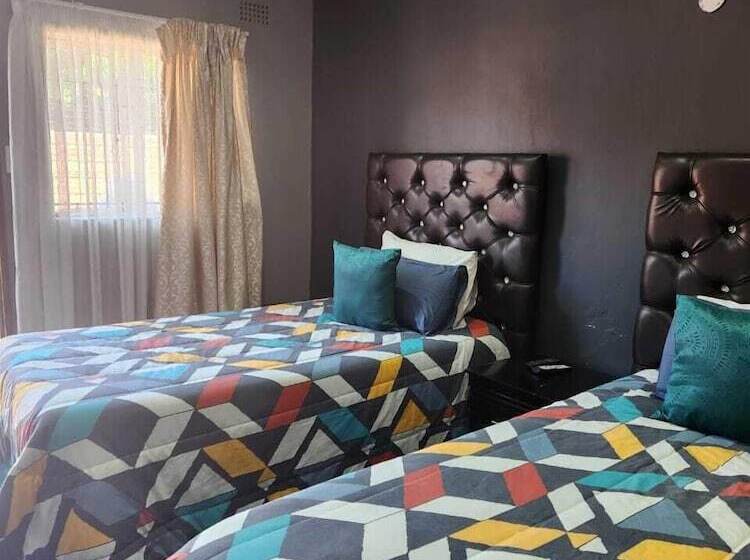 פנסיון Suits Guest House & Bar