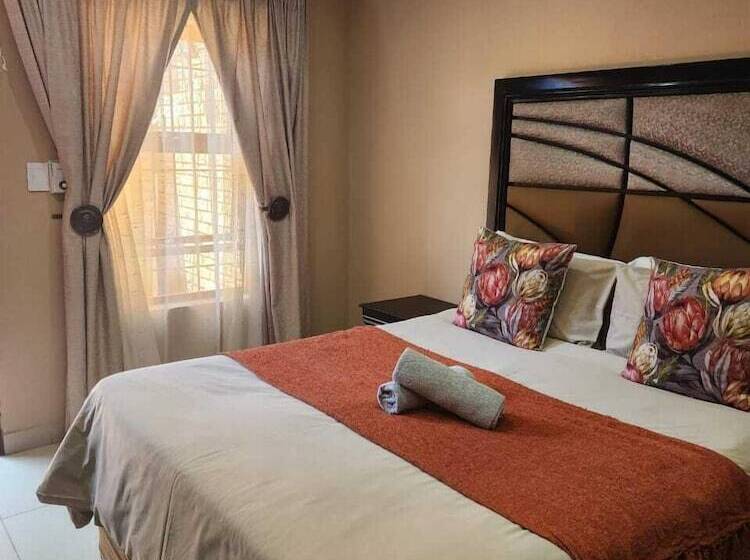 פנסיון Suits Guest House & Bar