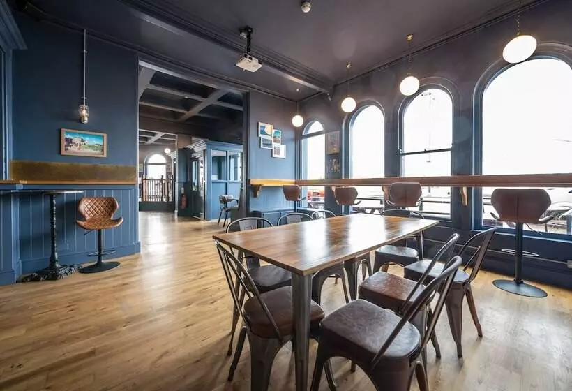 The Veteran Hotel & Bar