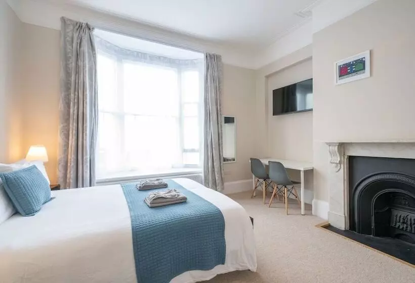 The Veteran Hotel & Bar