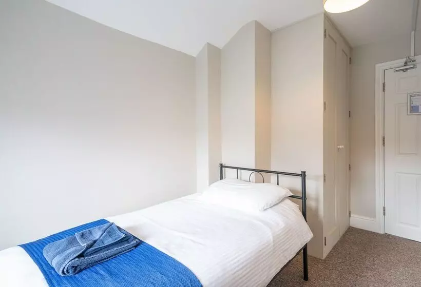 The Veteran Hotel & Bar