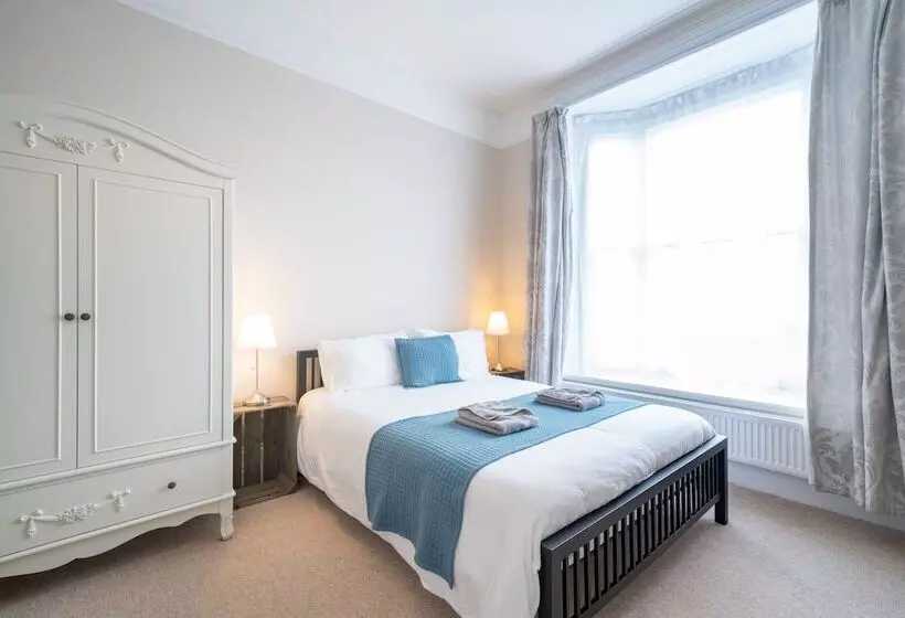 The Veteran Hotel & Bar