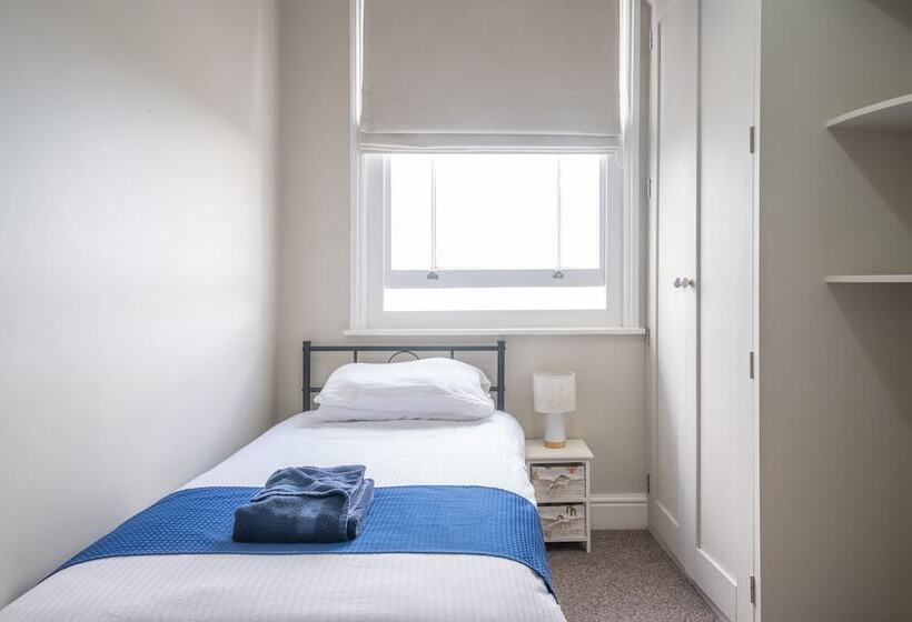 The Veteran Hotel & Bar