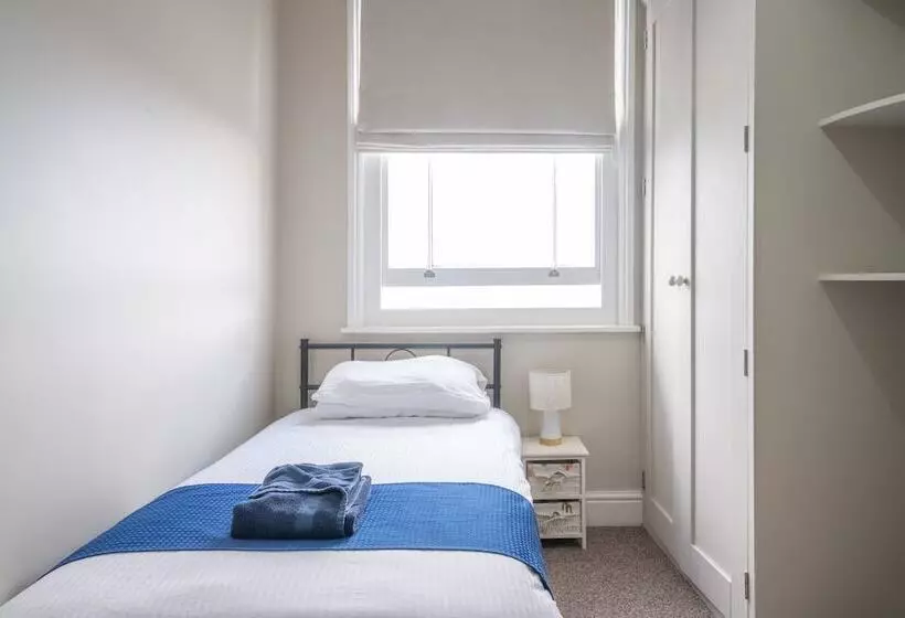 The Veteran Hotel & Bar