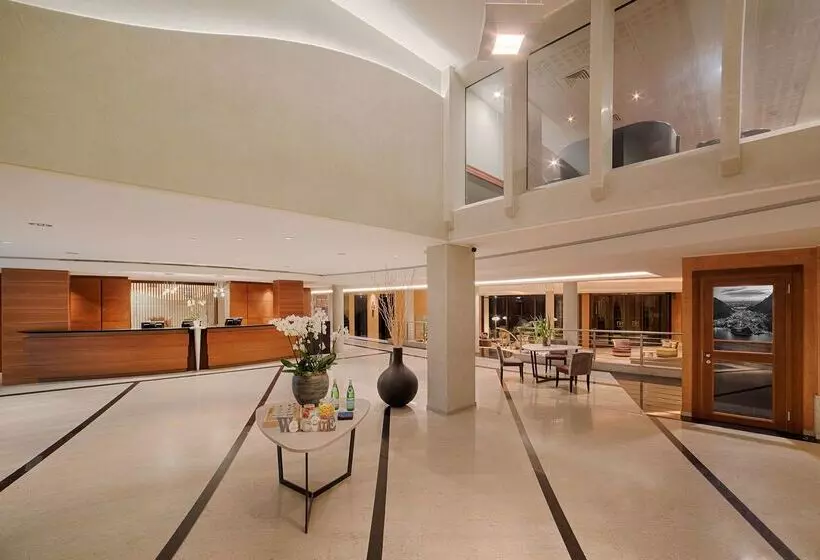 Отель NH Lecco Pontevecchio