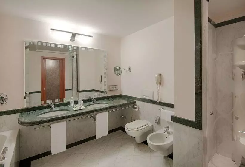 Отель NH Lecco Pontevecchio