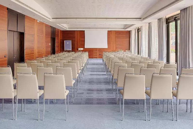 Отель NH Lecco Pontevecchio