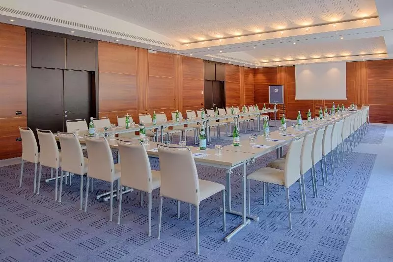 Отель NH Lecco Pontevecchio