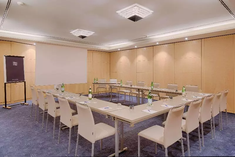 Отель NH Lecco Pontevecchio