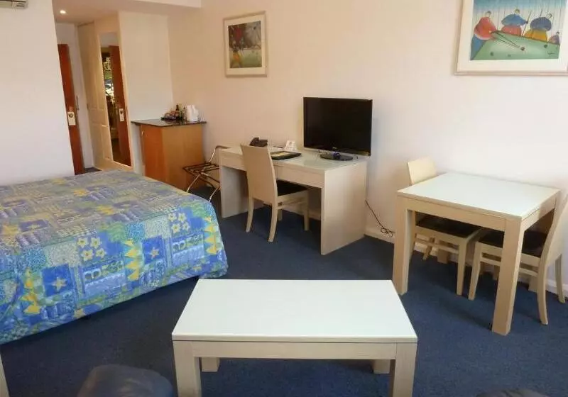 Mayfair Plaza Motel And Apartments