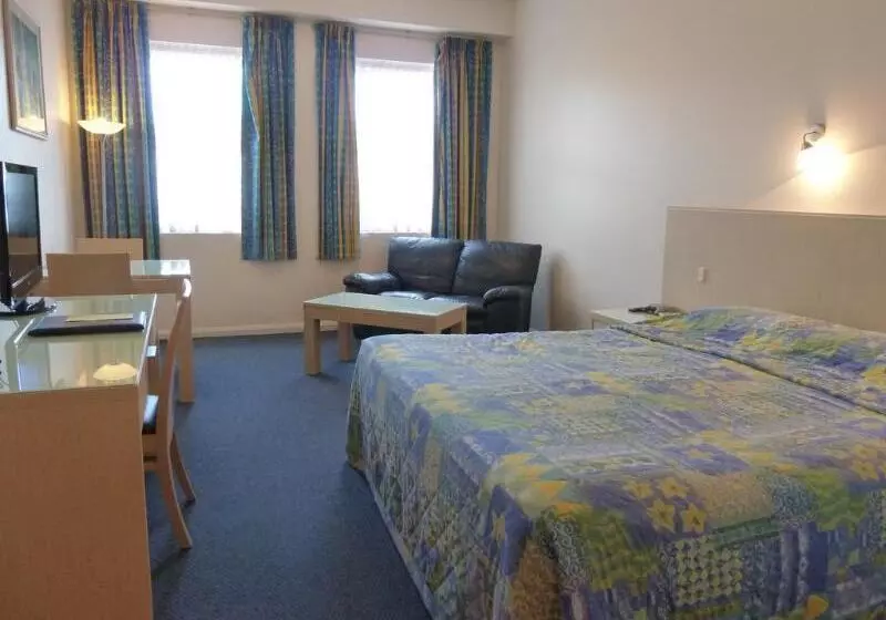 Mayfair Plaza Motel And Apartments