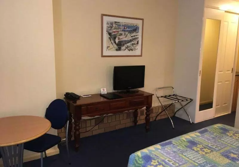 Mayfair Plaza Motel And Apartments