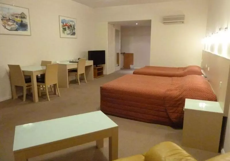 Mayfair Plaza Motel And Apartments