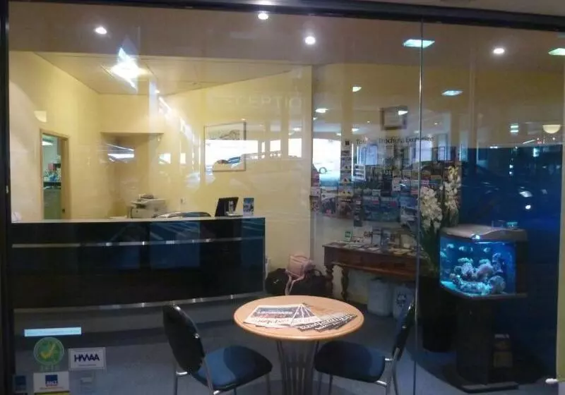 Mayfair Plaza Motel And Apartments