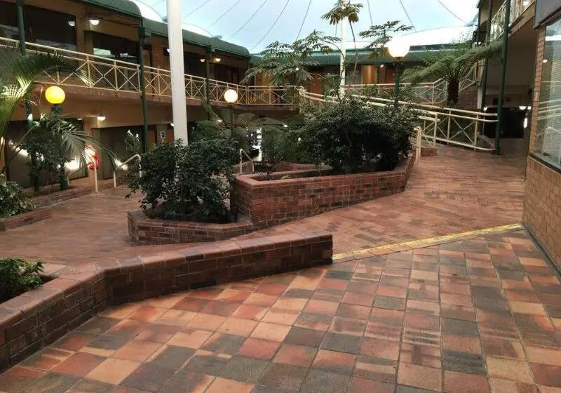 Mayfair Plaza Motel And Apartments