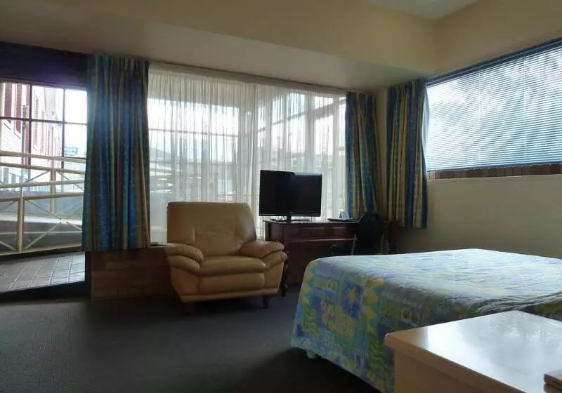 Mayfair Plaza Motel And Apartments