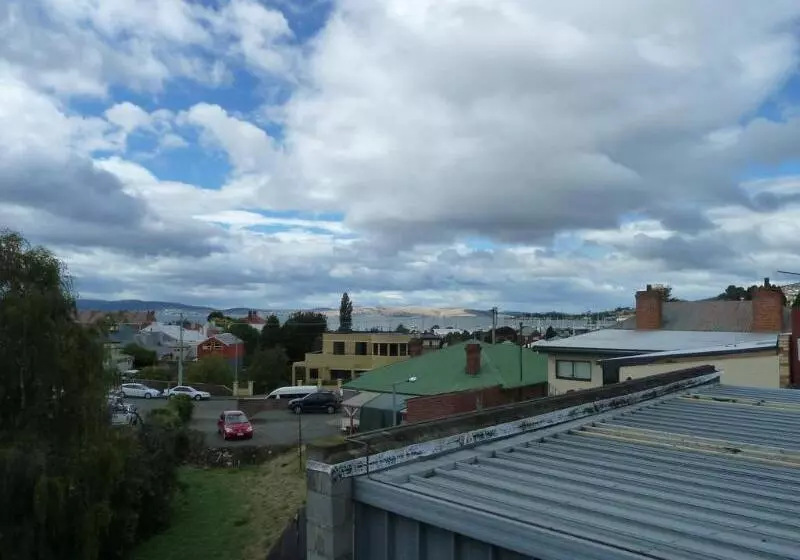 Mayfair Plaza Motel And Apartments