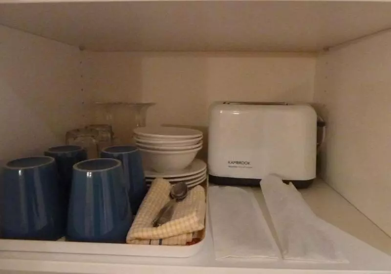 Mayfair Plaza Motel And Apartments