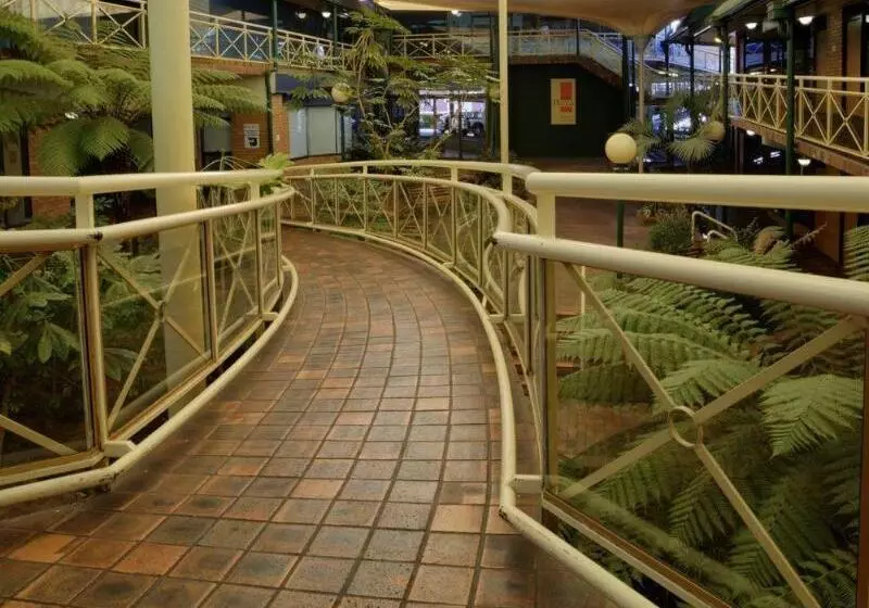 Mayfair Plaza Motel And Apartments