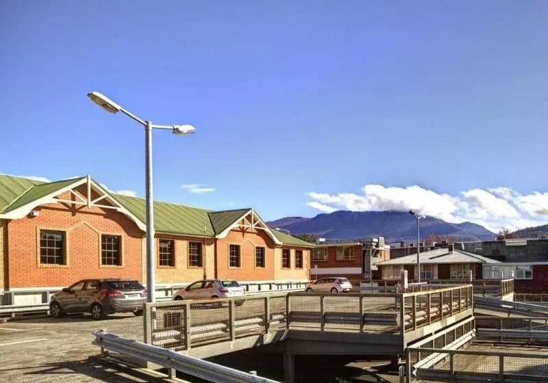 Mayfair Plaza Motel And Apartments