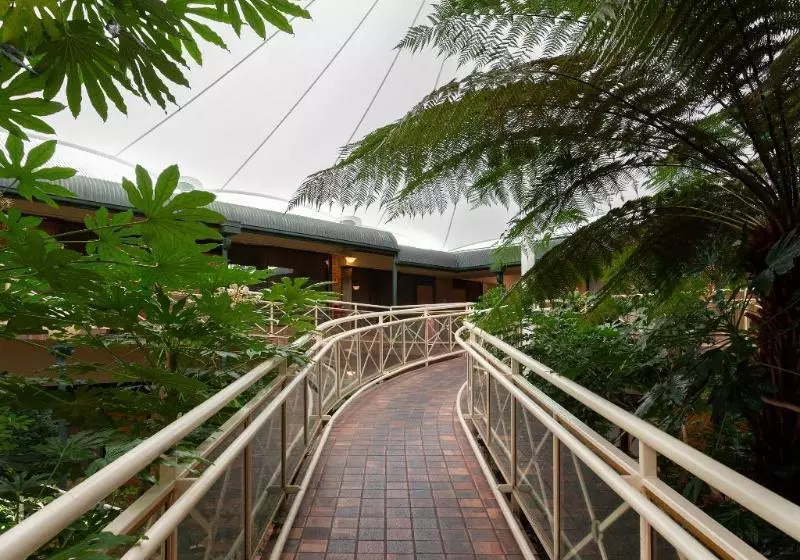 Mayfair Plaza Motel And Apartments