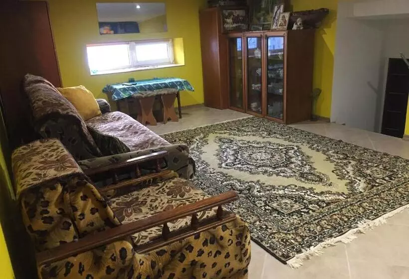 ユースホステル хостел мансардная комната с невысоким потолком до 170 см