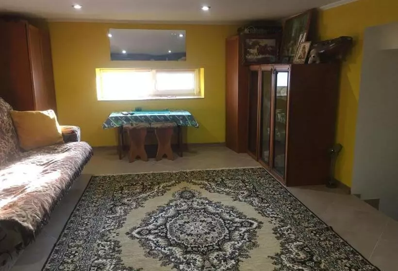 ユースホステル хостел мансардная комната с невысоким потолком до 170 см