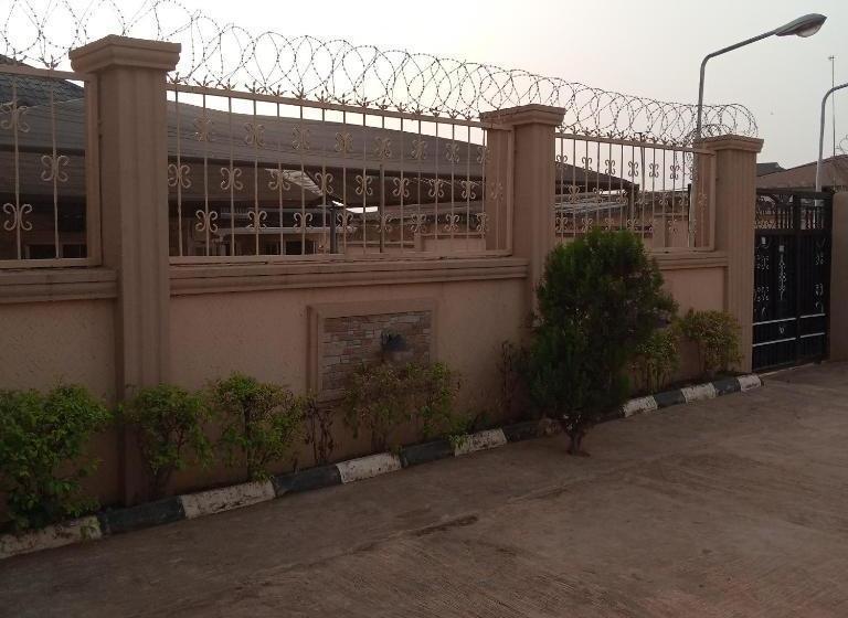 Larrydam Hotel And Suites