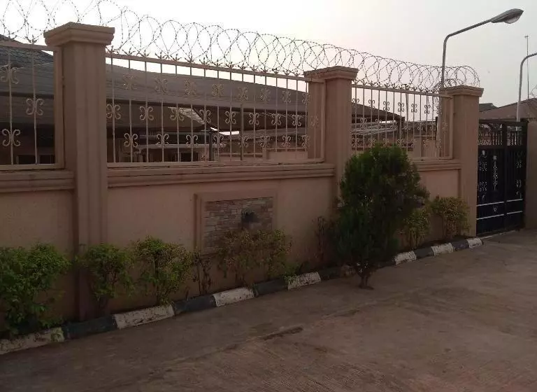 Larrydam Hotel And Suites