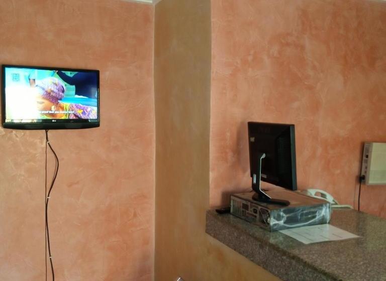 Larrydam Hotel And Suites