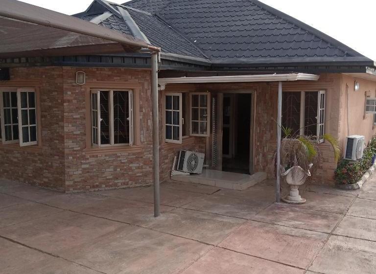 Larrydam Hotel And Suites