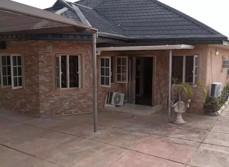 Larrydam Hotel And Suites