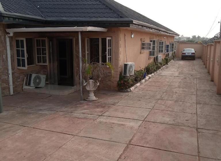 Larrydam Hotel And Suites