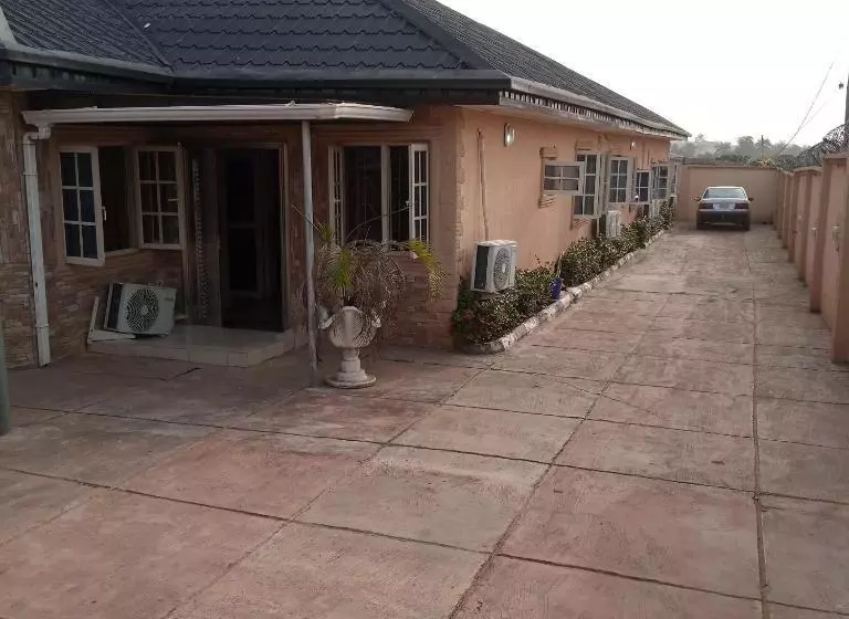 Larrydam Hotel And Suites