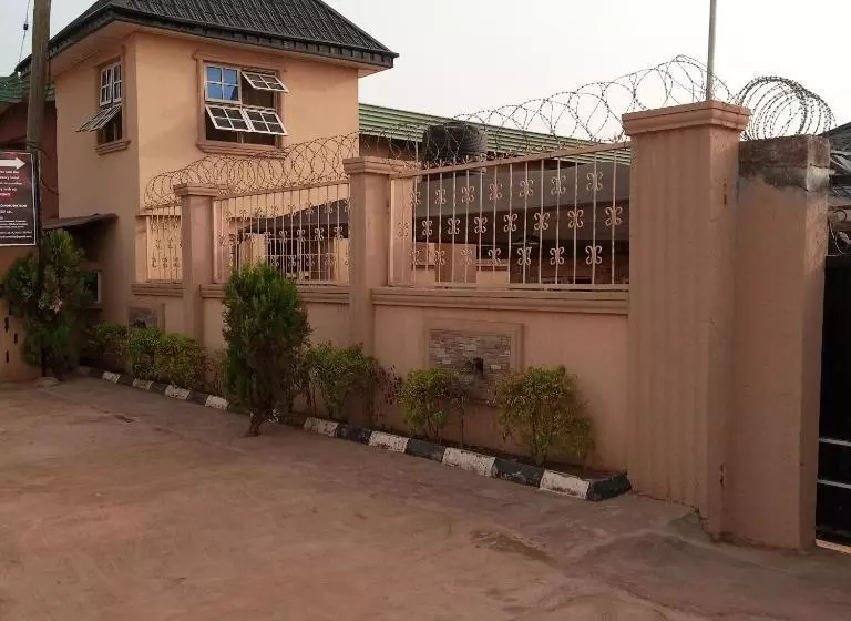 Larrydam Hotel And Suites