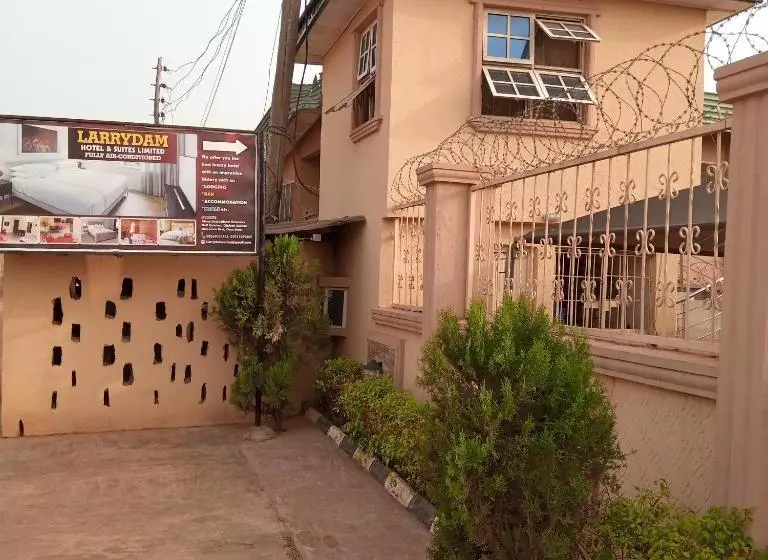 Larrydam Hotel And Suites