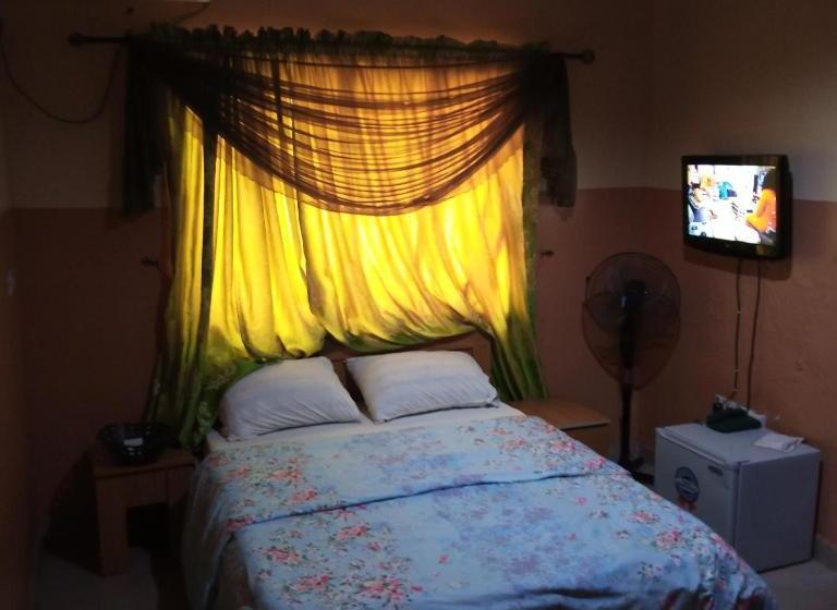 Larrydam Hotel And Suites