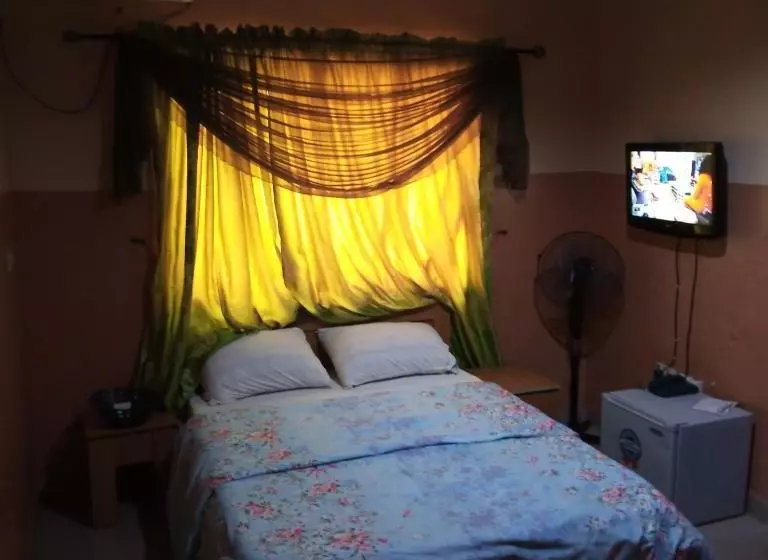 Larrydam Hotel And Suites