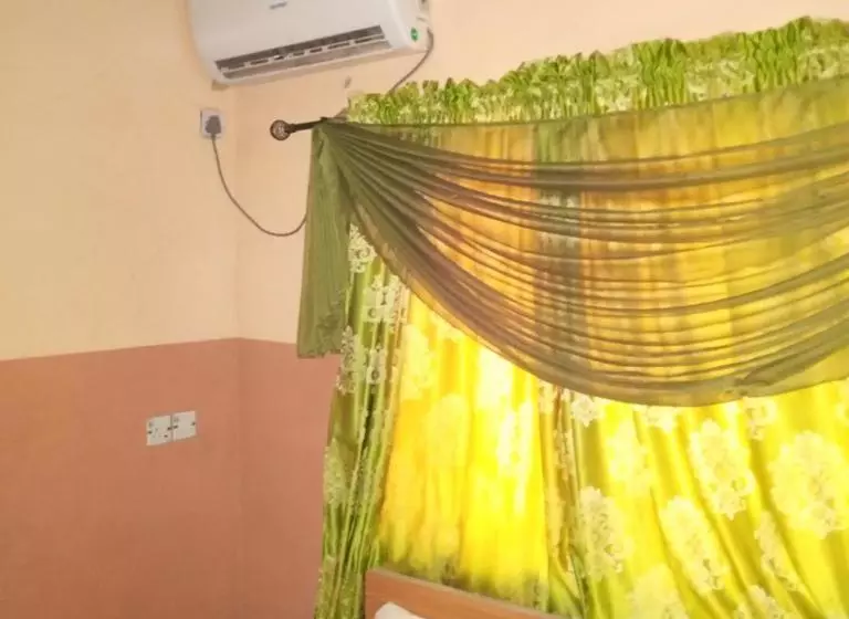 Larrydam Hotel And Suites