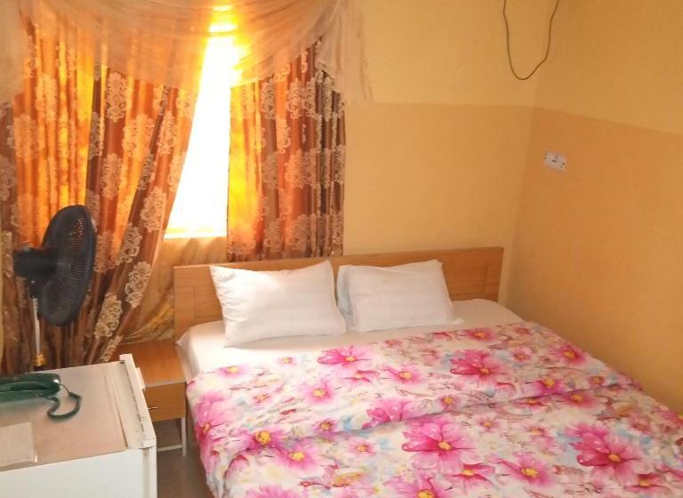 Larrydam Hotel And Suites