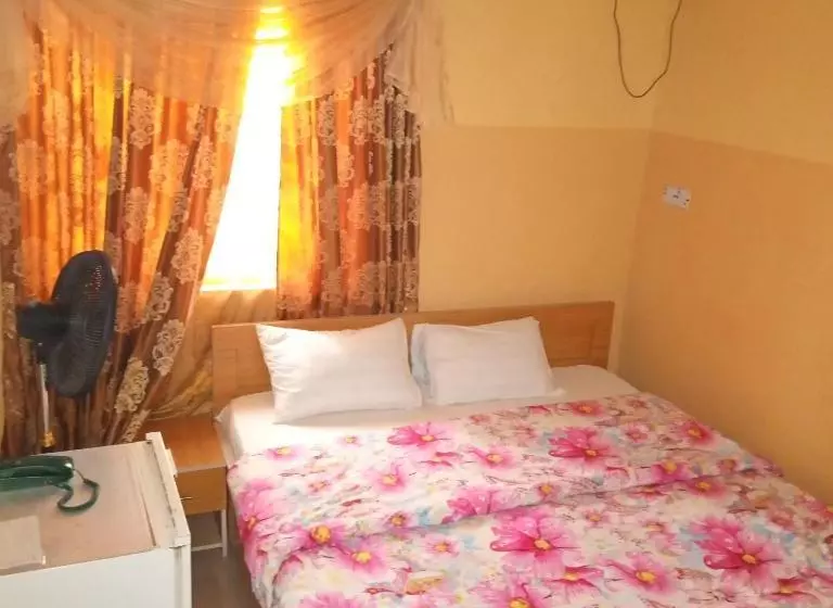 Larrydam Hotel And Suites