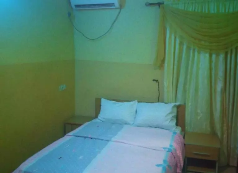 Larrydam Hotel And Suites