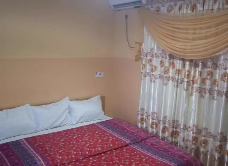 Larrydam Hotel And Suites