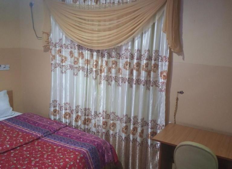 Larrydam Hotel And Suites