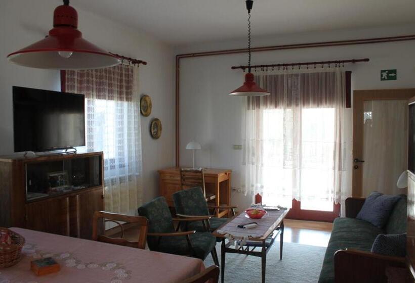 پانسیون Boulevard Garden House   Free And Save Parking In The Yard