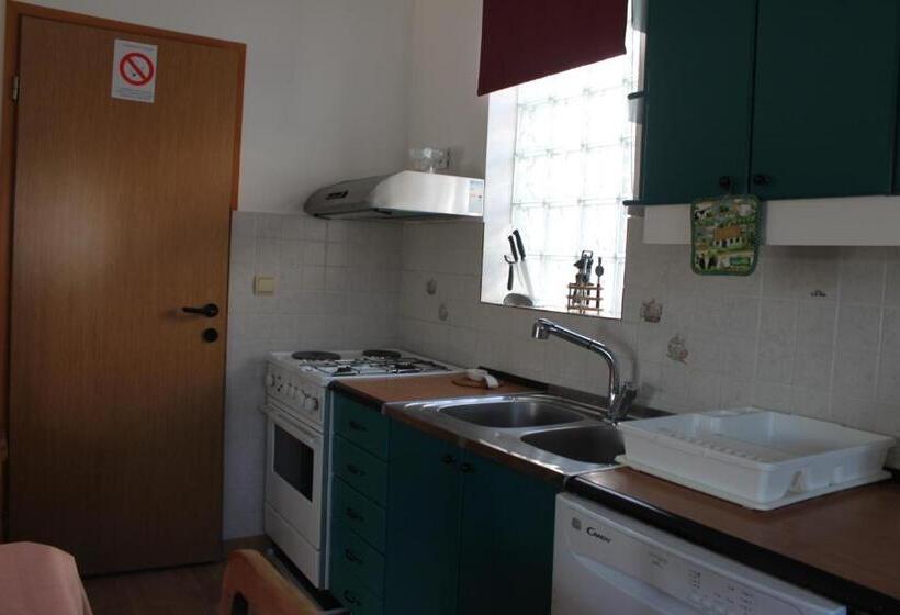 پانسیون Boulevard Garden House   Free And Save Parking In The Yard