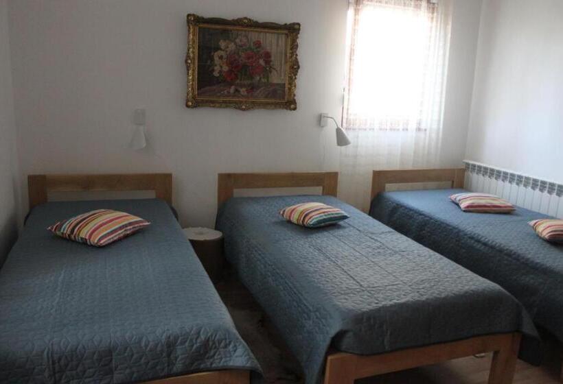 پانسیون Boulevard Garden House   Free And Save Parking In The Yard